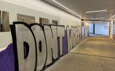 "Don't worry, be happy" fast auf der gesamten Wandlänge in der Unterführung Burgstraße/Hinter der Burg: Das macht alles andere a