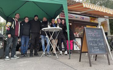 Kiosk-Chefin Dagmar Handel (3. v. r.) hat mit Stammkunden und Familie das vierjährige Bestehen ihres Kiosks in Waiblingen gefeie