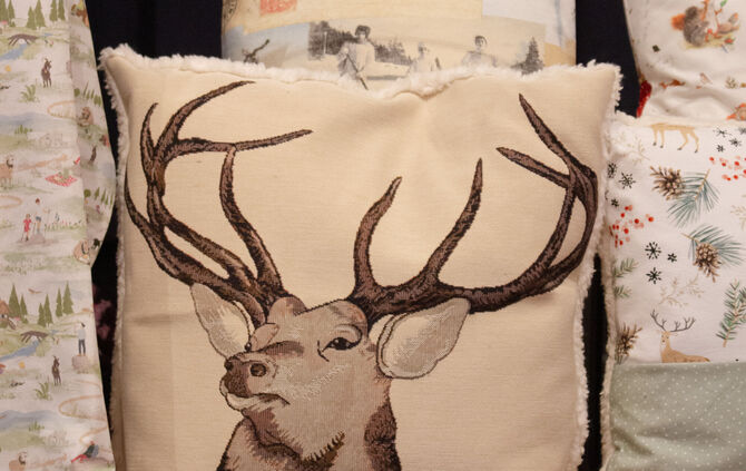 Handgefertigte Kissen mit Hirschmotiv beim Schorndorfer Freizeit Kunst Markt.