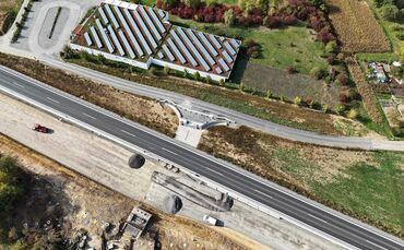 Fast zweieinhalb Jahre nach dem Abriss soll jetzt die neue Stahlbrücke über die B14 montiert werden.