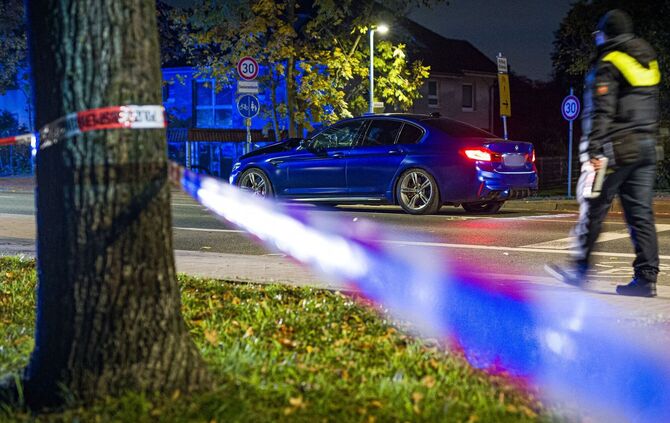 Auto fährt in Menschengruppe in Neustadt am Rübenberge