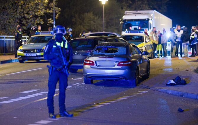 Auto fährt in Menschengruppe in Neustadt am Rübenberge
