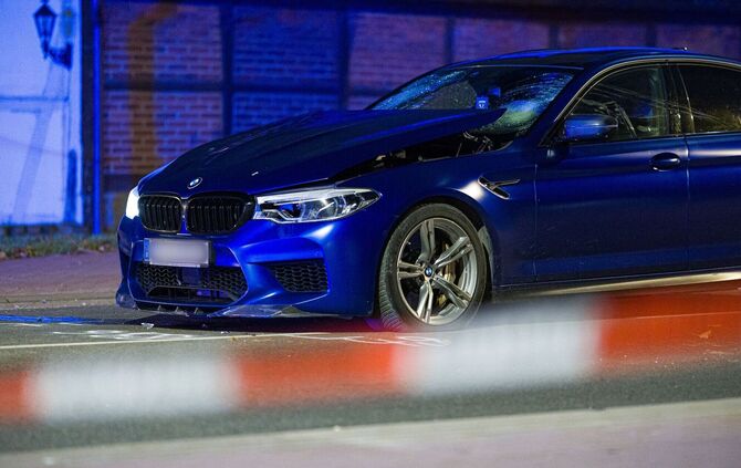 Auto fährt in Menschengruppe in Neustadt am Rübenberge