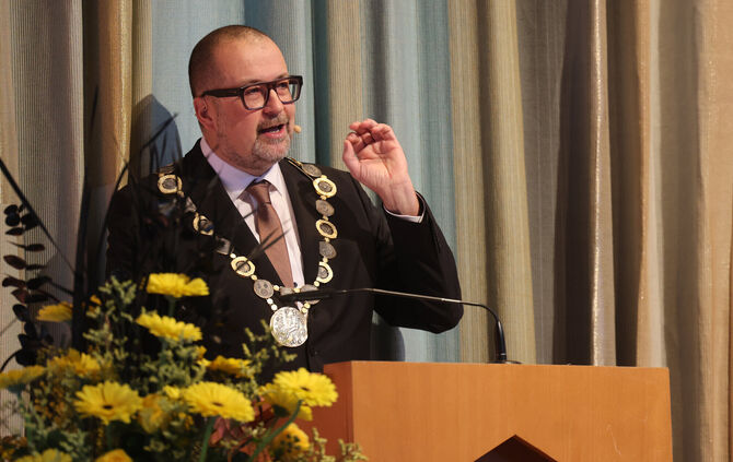 Oberbürgermeister Michael Scharmann beim Neujahrsempfang 2026. Schon damals war der Spardruck für Weinstadt groß - und das änder