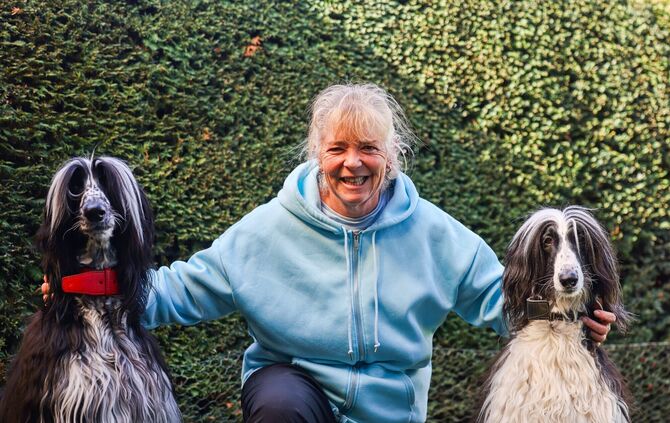 Ulrike Müller mit ihren beiden Afghanen Darwin (links) und Oreo. Dass die Hundesteuer für den Einen nächstes Jahr 156 und für de