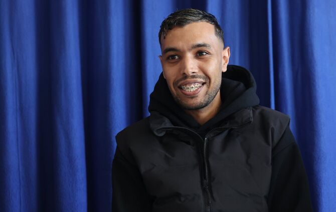Ali Essahel hat meist ein Lächeln auf den Lippen. Seine Empathie und Freundlichkeit helfen ihm in seiner Ausbildung zum Pfegefac