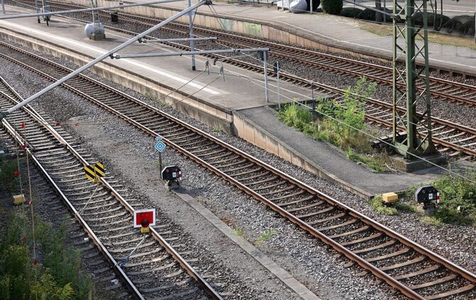 An der Bahnstrecke zwischen Winnenden und Leutenbach hat die Sommerhitze für Schäden gesorgt (Symbolfoto).