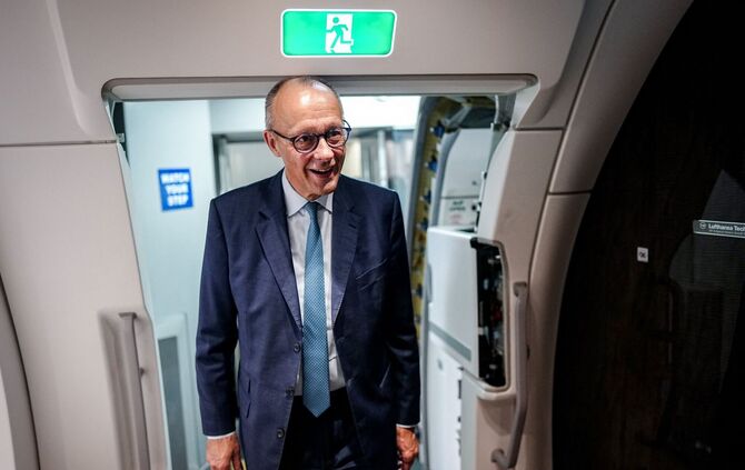 Auf seiner Asien-Reise ist der Kanzler auch mit dem Thema Steinmeier-Nachfolge befasst.