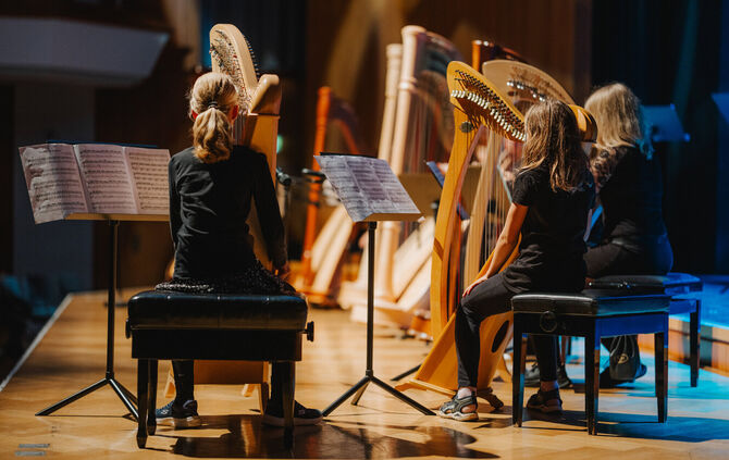 Schülerinnen der Harfenklasse der Jugendmusik- und Kunstschule Backnang.