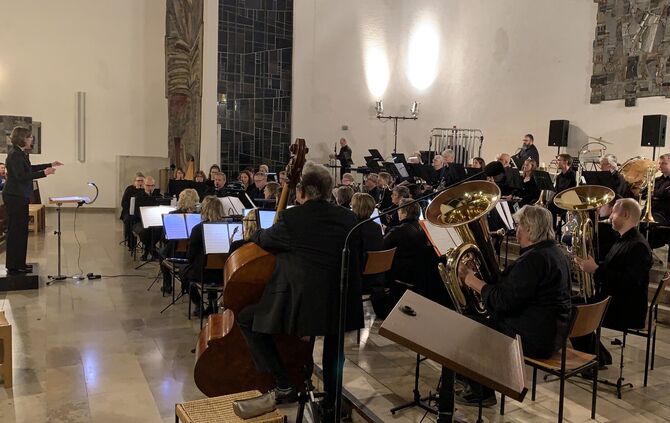 Die Bläserphilharmonie Rems-Murr gibt in der Christkönigkirche Backnang ein Gedenkkonzert.