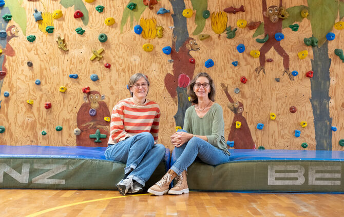 Petra Schiek, Schulleiterin der Grundschule in Weiler, und Martina Mörk, Abteilungsleiterin des Jugendsport beim TV Weiler, vor