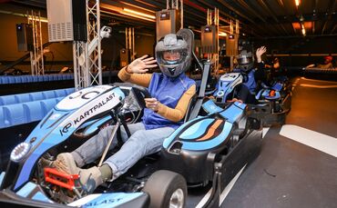 Unsere Redakteurin Isabella Heider (vorne) und Praktikantin Anika Witzlinger (hinten) im Kartpalast in Fellbach.