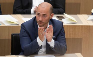 Klauß fordert den Rücktritt Schneiders als Ausschussvorsitzender