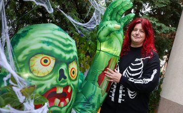 Gruseligere Figuren wie diesen winkenden Zombie hat Manuela Schreiner weiter hinten platziert. „Damit auch die Kinder, die Angst