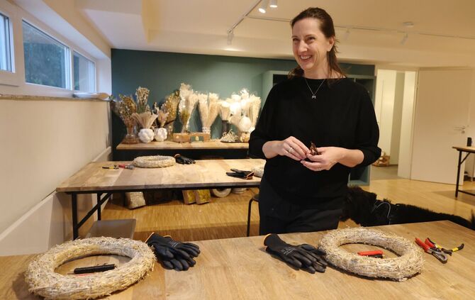 Monika Richter in ihrer "Kreativerei". Die Waiblingerin freut sich, schon bald Workshops zum Adventskranzbinden anbieten zu könn