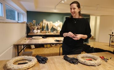 Monika Richter in ihrer "Kreativerei". Die Waiblingerin freut sich, schon bald Workshops zum Adventskranzbinden anbieten zu könn