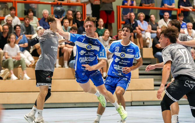 Joey König und der TSV Schmiden (hier am Ball gegen den TSV Weinsberg) sind bislang die Überraschung der Regionalliga.