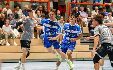 Joey König und der TSV Schmiden (hier am Ball gegen den TSV Weinsberg) sind bislang die Überraschung der Regionalliga.