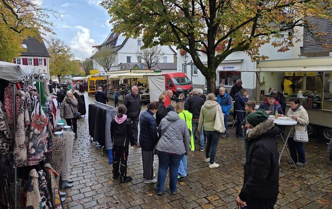 Auf Regen folgt Sonnenschein – und der Krämermarkt ist gut besucht.