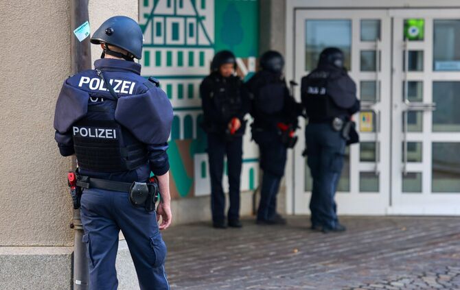 Nur eine Übung: Vier von 16 Polizeibeamte trainieren einen Einsatz am Rathaus in Winnenden. Rot markierte Waffen sind Übungswaff