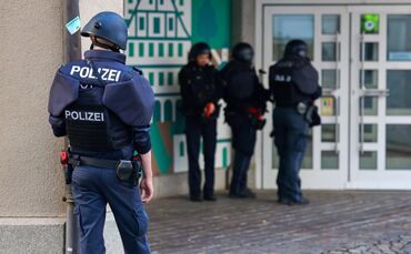 Nur eine Übung: Vier von 16 Polizeibeamte trainieren einen Einsatz am Rathaus in Winnenden. Rot markierte Waffen sind Übungswaff
