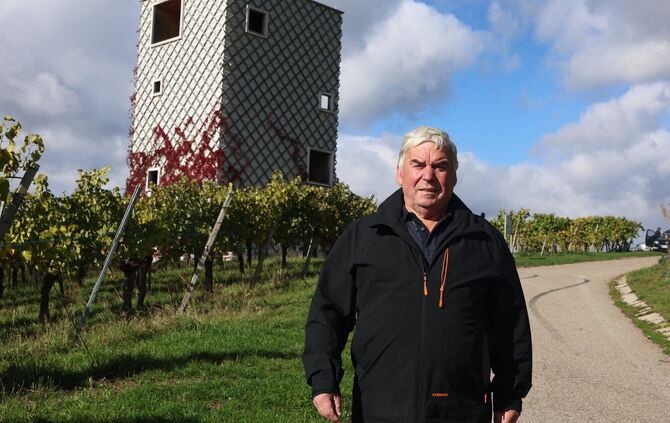 Gerhard Liebhard (76) ist Ortsvorsteher und seit 1984 Feldschütz in den Kleinheppacher Weinbergen. Damit macht er sich neuerding