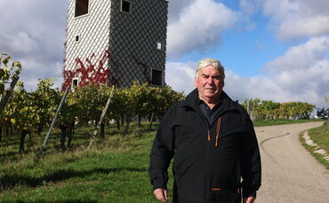 Gerhard Liebhard (76) ist Ortsvorsteher und seit 1984 Feldschütz in den Kleinheppacher Weinbergen. Damit macht er sich neuerding