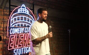 Comedian Emmvee im Comedy Club Eleven in Stuttgart.