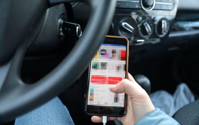 Handy am Steuer kann teuer werden (Symbolfoto).