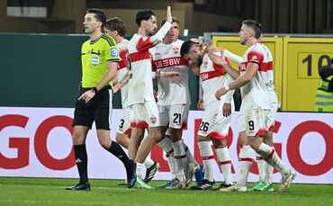 Deniz Undav erlöst den VfB: Nach seinem späten Siegtreffer in Paderborn lässt sich der Stürmer von seinen Kollegen feiern.