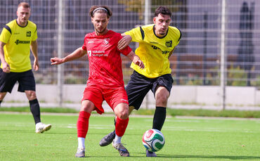 Veton Ahmeti und der TV Oeffingen (hier gegen Weinstadts David Svecak) finden immer besser in die Saison.