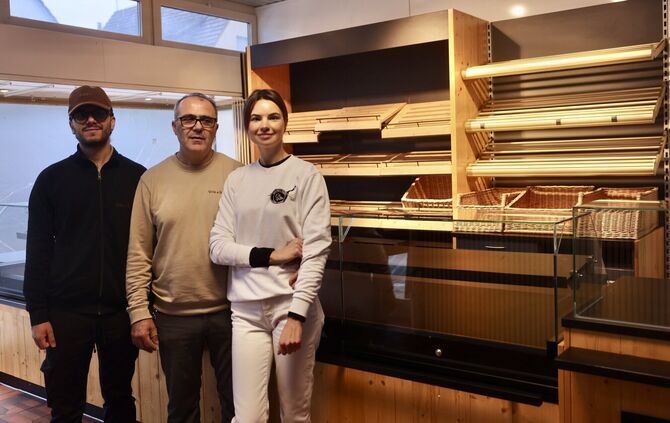 Antonio Vita (m.), Marco Vita und Victoria Ilienko in der früheren Bäckerei Böhm beziehungsweise "Uwe's Backstube" in Beinstein.