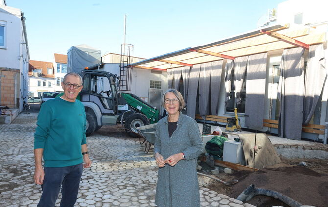 Hans-Joachim Giesser (links) und Beatriz Schaaf-Giesser auf dem Hof der alten Messerfabrik. Dieser ist entsiegelt und wird noch