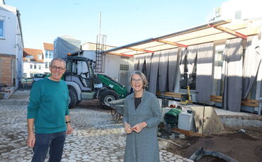 Hans-Joachim Giesser (links) und Beatriz Schaaf-Giesser auf dem Hof der alten Messerfabrik. Dieser ist entsiegelt und wird noch 