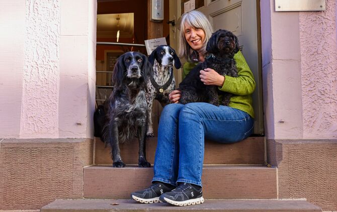 Gabriele Pfander auf der Treppe zum "Dogs"-Laden. Das Hundeteam von links: Fee, Lia und Emil.