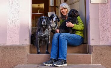Gabriele Pfander auf der Treppe zum "Dogs"-Laden. Das Hundeteam von links: Fee, Lia und Emil.