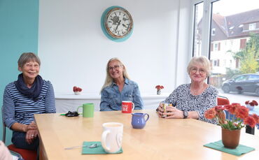 Sie backen gern und wollen Menschen zusammenbringen: Margit Greuling (links), Doris Binder (Mitte) und Waltraud Johler organisie