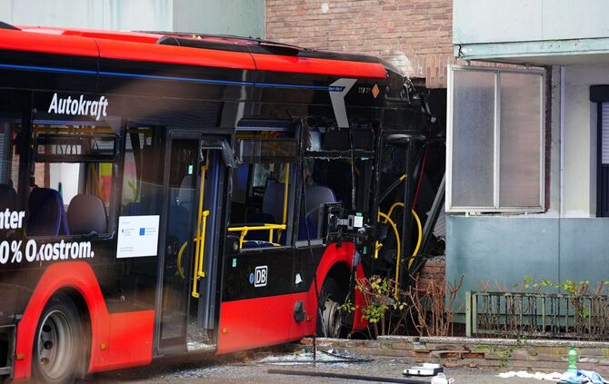 Schulbus mit 20 Kindern fährt in Hauswand