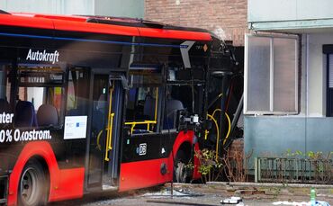 Schulbus mit 20 Kindern fährt in Hauswand