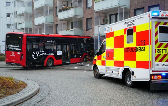 Schulbus mit 20 Kindern fährt in Hauswand