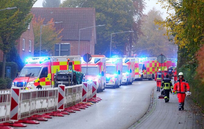 Schulbus mit 20 Kindern fährt in Hauswand