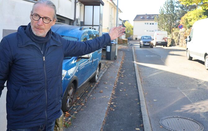 Burkhard Nagel ärgert sich. Der Gehweg an der Hofackerstraße ist über mehrere hundert Meter eine Stolperfalle.
