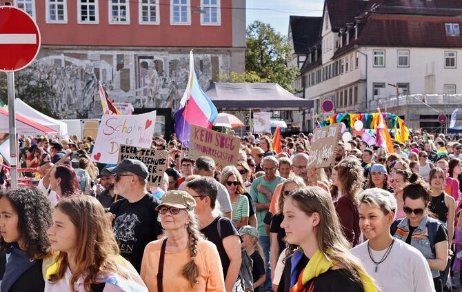 Schon auf dem CSD Schorndorf haben Menschen gegen die neue Meldeverordnung demonstriert: Auf einem Plakat in der Mitte des Fotos