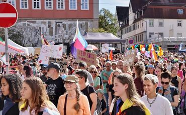 Schon auf dem CSD Schorndorf haben Menschen gegen die neue Meldeverordnung demonstriert: Auf einem Plakat in der Mitte des Fotos