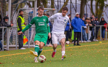 Der SV Kaisersbach um Kapitän Luis Bauer, hier im Duell mit Alessio Massimo Cilenti vom TSV Schmiden, will den Schwung aus dem j