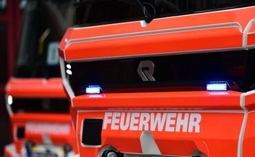 Mit neun Fahrzeugen und 56 Einsatzkräften bekämpfte die Feuerwehr laut Polizei die Flammen. (Symbolbild)
