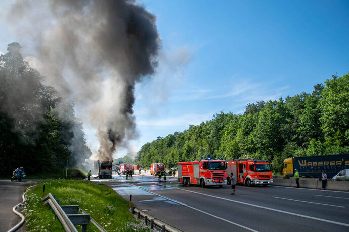 Flammenhölle auf der A8 - Elektroschrott-LKW brennt komplett aus - FW Stuttgart und Flughafenfeuerwehr mit starken Kräften im Ei
