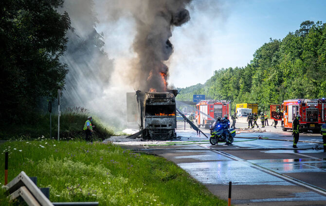 Flammenhölle auf der A8 - Elektroschrott-LKW brennt komplett aus - FW Stuttgart und Flughafenfeuerwehr mit starken Kräften im Ei
