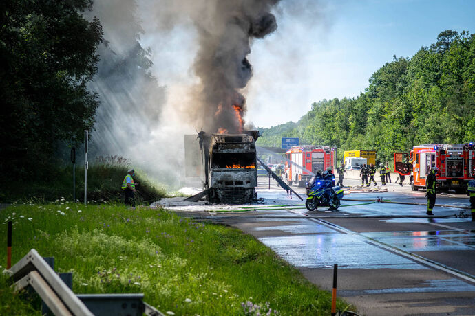 Flammenhölle auf der A8 - Elektroschrott-LKW brennt komplett aus - FW Stuttgart und Flughafenfeuerwehr mit starken Kräften im Ei