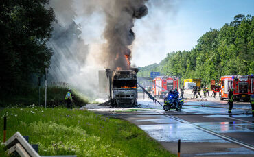 Flammenhölle auf der A8 - Elektroschrott-LKW brennt komplett aus - FW Stuttgart und Flughafenfeuerwehr mit starken Kräften im Ei